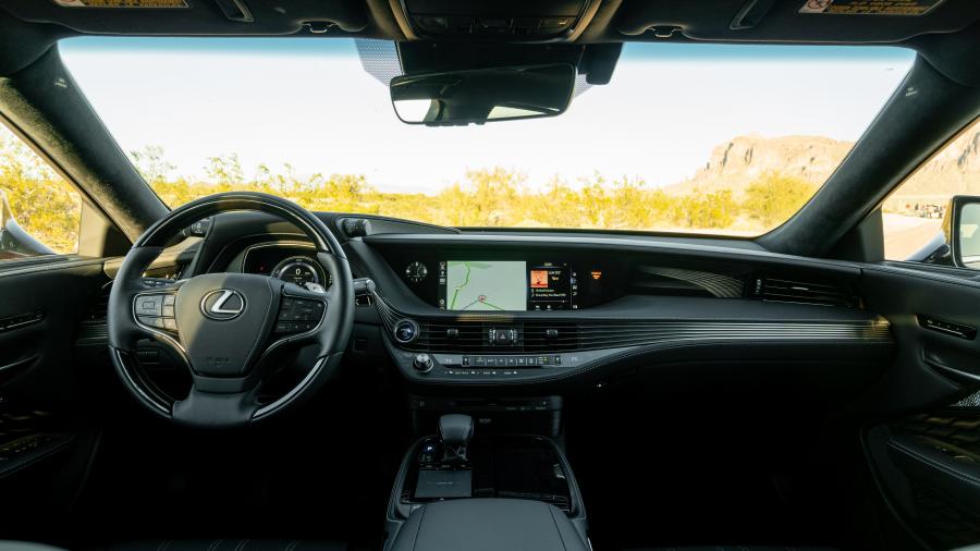 Торпедо Lexus LS500h 2017 года  (NA) (фото 12 из 40)